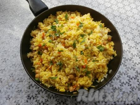 Накрыть сковороду крышкой, после закипания воды уменьшить огонь до минимума и готовить гарнир на слабом огне 25 минут, не открывая крышку и ничего не перемешивая. После выключения огня рис с нутом перемешать и посыпать зеленью.