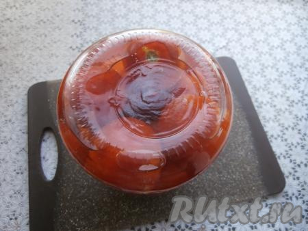 Воду из банки с помидорами слить в раковину. Сразу же залить помидорчики горячим маринадом. Банку закрутить (или закатать) крышкой, перевернуть, укутать со всех сторон в одеяло (или плед). После полного остывания убрать баночку на хранение. Такую заготовку можно хранить и в условиях городской квартиры.