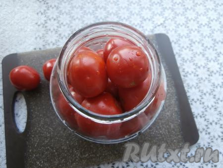 Крышку предварительно простерилизивать в течение 3-4 минут после закипания воды. Помидоры помыть, уложить в чистую, хорошо вымытую банку.