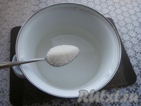 Затем всыпать сахар, перемешать, после закипания проварить 2-3 минуты на небольшом огне. За это время соль и сахар полностью растворятся. Влить уксус, перемешать маринад и выключить газ.