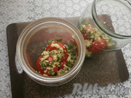 В простерилизованные банки слоями выкладывать половинки помидорчиков разрезом вниз, пересыпая их смесью из хрена и петрушки.