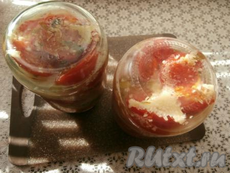 Банки с половинками помидоров закатать (или закрутить) крышками. Поставить баночки вверх дном и укутать их в одеяло, оставить до полного остывания, а затем переставить на хранение.