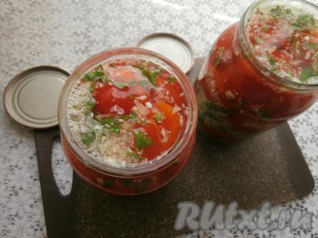 Приготовить маринад, для этого в небольшую кастрюльку налить 600 миллилитров воды, поставить на огонь, после закипания добавить в неё соль и сахар, снова дать закипеть, а после этого проварить на умеренном огне 1-2 минуты, чтобы растворились соль и сахар. Затем влить уксус, сразу перемешать маринад, выключить огонь. Банки с помидорами и хреном залить до самого верха горячим маринадом.