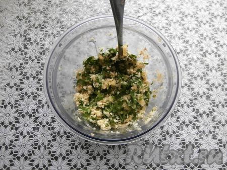 Петрушку промыть водой. Корень хрена, болгарский перец и чеснок очистить, затем измельчить в чаше блендера (или перекрутить на мясорубке). К получившейся смеси добавить мелко нарезанную петрушку, перемешать.