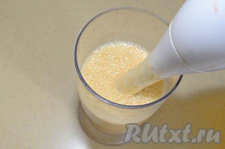 Затем влить молоко и пробить массу до появления пены. Теперь можно попробовать смузи на вкус, если сладости в напитке не хватает, то можете добавить жидкий мёд или сахар и ещё раз взбить блендером. У меня смузи получился в меру сладким, поэтому ни мёд, ни сахар я не добавляла.