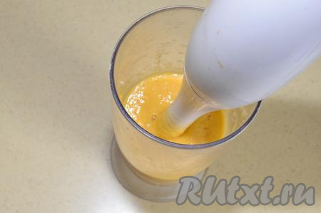 Пробить бананы и персики погружным блендером до однородности.