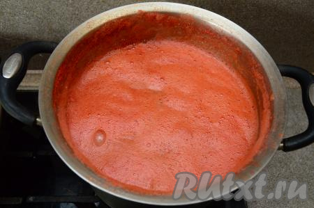 Помидоры (у меня - очищенные от шкурки), нарезать на части, переложить в подходящую кастрюлю и пробить погружным блендером до однородности (до получения томатного сока). В томатный сок добавить 1,5 чайные ложки сахара, 1,5-2 чайные ложки соли. Количество соли и сахара можете регулировать по своему вкусу. Поставить кастрюлю с соком на огонь и после закипания, снимая пену, проварить на небольшом огне 3-5 минут.