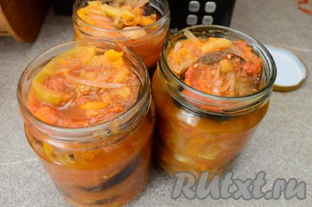 Банки и крышки простерилизовать удобным для вас способом. Разложить соте по банкам, заполняя их до самого верха овощами и соком. Сразу прикрыть баночки прокипячёнными крышками (закатывать на этом этапе не нужно). Всего у меня получилось 14 банок соте по 0,5 литра.