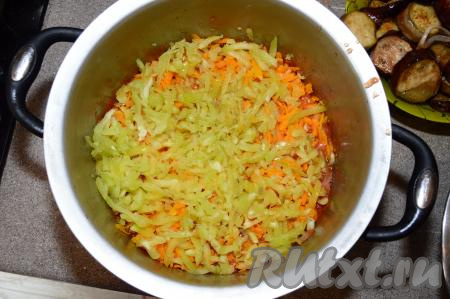 Следующий слой - половина болгарского перца.