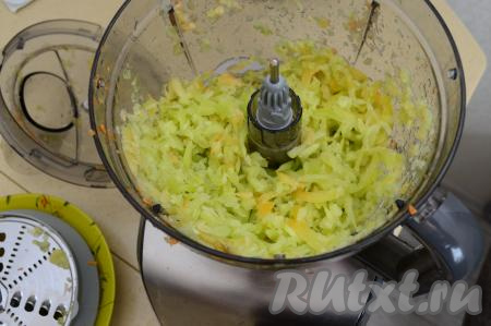 Лук, в зависимости от размера, нарезать на полукольца (или кольца). Очень тонко лук нарезать не нужно. Морковку натереть на крупной тёрке. Перец очистить от плодоножки, удалить семечки, нарезать на средние полоски. Я лук, морковку и перец нарезаю с помощью кухонного комбайна, это значительно экономит время.