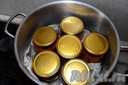 На дно кастрюли, в которой вы будете стерилизовать заготовку, выложить полотенце, сложенное в 2-3 раза. На полотенце поставить баночки с&nbsp; соте. Налить достаточно горячую воду в кастрюлю, чтобы она доходило до плечиков банок. Поставить кастрюлю на средний огонь, а с момента закипания воды в кастрюле стерилизовать 0,5-литровые банки 12-15 минут на небольшом огне.