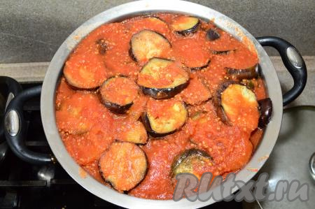 Затем все слои повторить. Верхним слоем будут баклажаны, залить их сверху оставшимся томатным соком. Поставить кастрюлю с соте на средний огонь и, как только томатный сок закипит, уменьшить огонь и тушить 40 минут. Если у вас нет такой большой кастрюли, тогда равномерно, чередуя также слои, разложите соте по двум кастрюлям, а затем тоже тушите с момента закипания 40 минут.