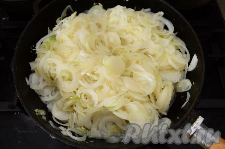 Лук обжарить на подсолнечном масле до полуготовности (в течение 6-7 минут) на среднем огне, периодически помешивая. Чтобы ускорить процесс обжаривания, я накрыла сковороду крышкой.