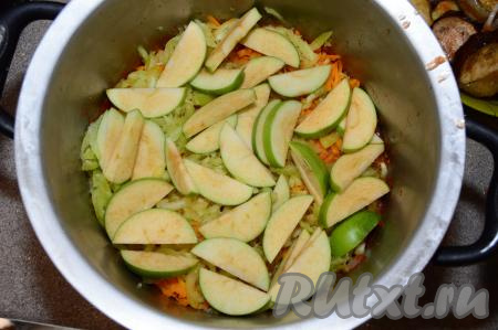 Кислые яблоки, не очищая от кожуры, нарезать на дольки толщиной 3 мм (семенную коробку удалить). Выложить половину яблок поверх слоя перца.