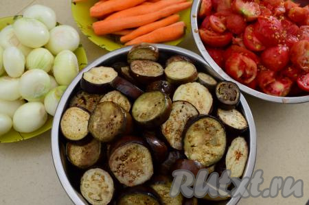 Обжаренные баклажаны складывать в глубокую миску. Дать баклажанам немного остыть. Помидоры для приготовления томатного сока я предпочитаю брать спелые, крупные и обычно очищаю их от шкурки, для этого мою помидоры, заливаю кипятком и оставляю минут 5, затем достаю помидорчик, делаю на нём надрез и шкурка легко снимается (после кипятка я помидоры ледяной водой не заливаю, шкурка и так прекрасно отходит). Но можно готовить и не очищая от шкурок.