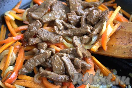 В сковороду к овощам добавить обжаренную говядину и прогреть на сковороде на среднем огне 1-2 минуты, помешивая.