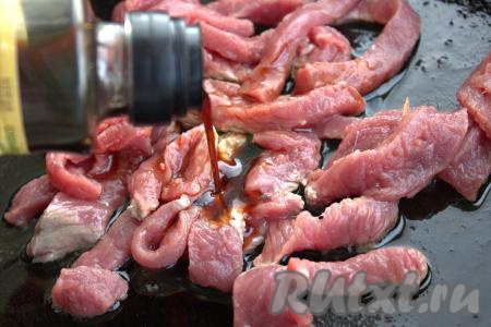 Затем в сковороду влить примерно 3 столовые ложки соевого соуса, хорошо перемешать и обжаривать говядину на достаточно сильном огне ещё минуты 2-3 (до полного испарения соевого соуса).
