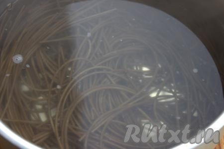 Тем временем, пока обжариваются овощи, в кастрюлю подходящего размера влить воду и дать воде закипеть. В кипящую подсоленную воду поместить гречневую лапшу и отварить до готовности, согласно инструкции на упаковке (я варила лапшу около 10 минут, крышкой не накрывала).