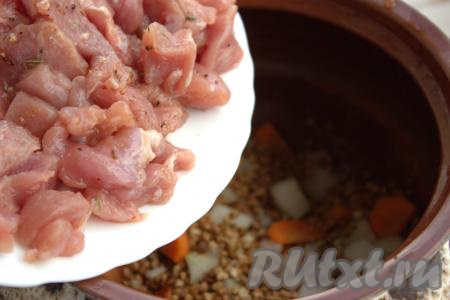 В горшочек к гречке и овощам выложить мясо индейки.