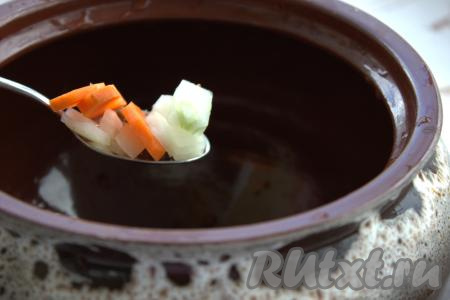 Далее на гречку выложить нарезанные морковь и лук.