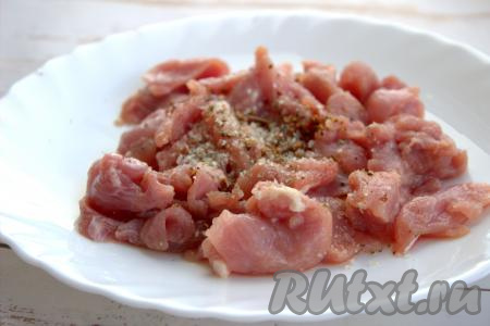 Филе индейки хорошо промыть, немного обсушить и нарезать на небольшие кубики. Затем мясо индейки посолить, всыпать специи по вкусу, перемешать и оставить мариноваться минут на 30-40.