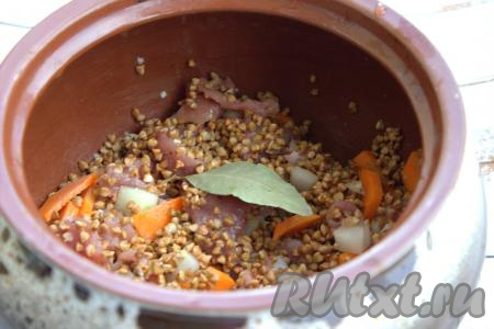 Поместить в горшочек лавровый лист, приправить по вкусу (я использовала смесь перцев), хорошо перемешать.