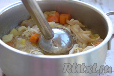 Содержание кастрюли пробить погружным блендером до однородной консистенции.