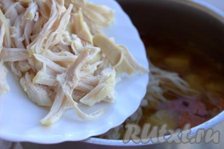 Сразу же в кастрюлю с овощами добавить разобранную на волокна курицу, после закипания варить на небольшом огне до полной готовности овощей (овощи должны легко прокалываться вилкой или ножом). Кастрюлю с куриным супом снять с огня, удалить лавровый лист.