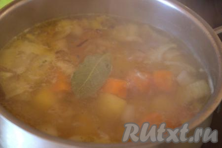 В кастрюлю с картофелем, сваренным до полуготовности, выложить обжаренные лук и морковь, добавить лавровый лист и специи по вкусу, при необходимости, посолить.