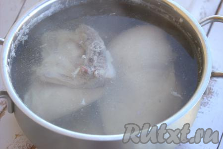 Куриное мясо вымыть, поместить в кастрюлю (я использовала одно куриное бедро и одно филе), влить 2 литра воды. Поставить кастрюлю с куриным мясом на огонь. После закипания воды уменьшить огонь до минимума, снимая образовавшуюся пену. Бульон слегка посолить и варить курицу до полной готовности (минут 40-45, готовое куриное мясо должно легко отделяться от кости).