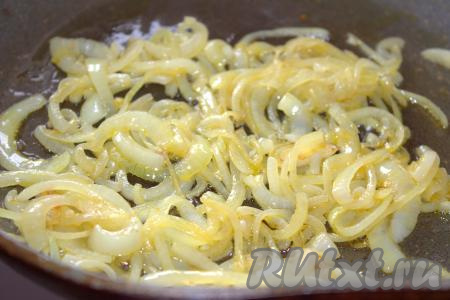 В сковородку, на которой обжаривалась морковь, выложить нарезанный лук. Обжарить лук на среднем огне, помешивая, до мягкости (в течение минут 5-6), затем, убрав с огня, дать остыть.&nbsp;