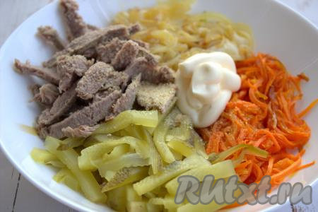 В глубокой миске соединить говядину, соленые огурцы, обжаренные морковку и лук, добавить пропущенный через пресс чеснок (я посыпала салат гранулированным чесноком) и майонез, перемешать.