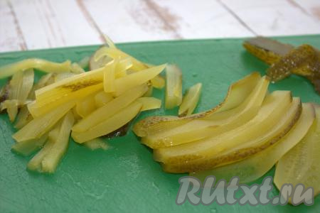 Соленые огурцы нарезать на тонкие брусочки (я с огурцов срезала кожицу, она мне показалась жестковатой).