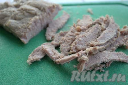 Мякоть говядины вымыть, очистить от плёнок, если они есть. В кастрюлю с кипящей водой выложить говядину, после закипания воды убрать пену, уменьшить огонь до минимума, посолить бульон и приправить специями по вкусу (например, смесью перцев), добавить лавровый лист, варить до готовности мяса (часа 1,5). Готовность проверить, проткнув мясо ножом (если нож хорошо входит в говядину - значит она готова).&nbsp;Дать варёной говядине остыть, затем нарезать её на тонкие полоски.