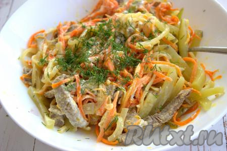 По желанию, можно добавить нарезанный укроп, хорошо перемешать.