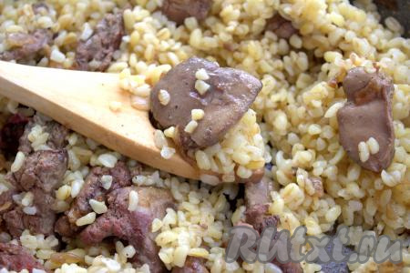 Готовый булгур переложить в сковородку к луку и куриной печени, хорошо перемешать, прогреть, помешивая, 1-2 минуты. Если нужно, ещё немного подсолить и приправить по вкусу специями.