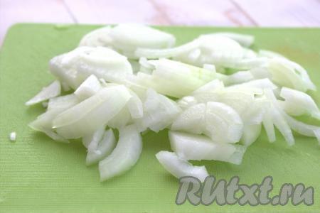 Очистить луковицу и нарезать её на тонкие четверть кольца (или полукольца).