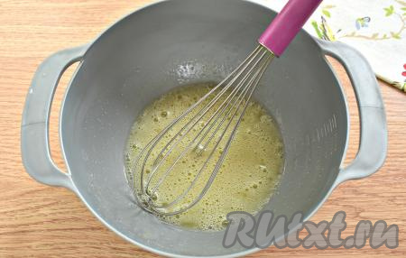 Разбиваем в объёмную миску куриные яйца, всыпаем к ним сахар, соль (количество соли и сахара можно регулировать по своему вкусу), перемешиваем венчиком в течение минуты (до однородности).