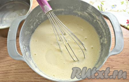 Тесто должно получиться густоватым. Тонкой струйкой, постоянно перемешивая венчиком вливаем в него кипяток.