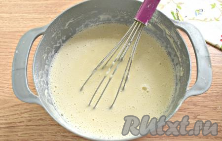 Тесто должно получиться однородным, достаточно жидким, но и воду по консистенции оно напоминать не должно. Мука, размер куриных яиц бывают разными, поэтому если вам кажется, что заварное блинное тесто получилось слишком жидким, тогда добавьте 1-2 столовых ложки муки и вмешайте в тесто.