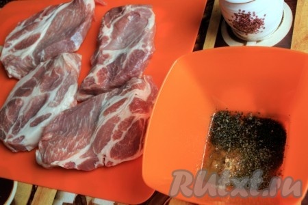 Для приготовления обмазки для стейка из свинины нужно просто перемешать оливковое масло с кунжутной мукой, перцами и базиликом.