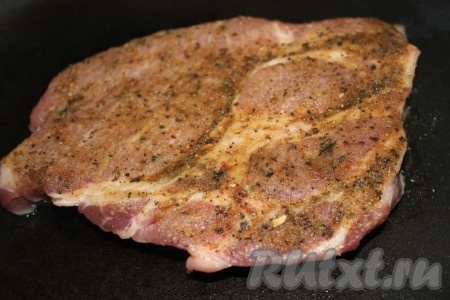 Затем немного посолить и сначала на раскаленной сковороде обжарить стейк из свинины с обеих сторон примерно по 1,5 минуты.