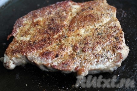 Потом огонь убавить, но оставить сильным и обжаривать куски по одной минуте с каждой стороны до желаемой степени поджарки, постоянно переворачивая.