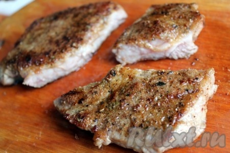 Сочный свиной стейк, приготовленный по этому рецепту, можно подать целым кусом, а можно его разделить на 3 части по естественным швам саморазделения, которые бывают у правильного куска мяса для стейков.
