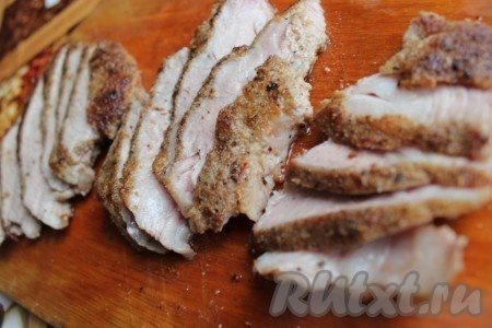 Затем каждый кусок свинины острым ножом нарезать наискосок для получения аппетитных ломтей.