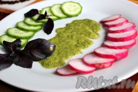 Для подачи стейка из свинины на плоское блюдо с большим диаметром можно положить овощную нарезку, зелень, листья салата и т.д. и полить дно соусом, например, песто.