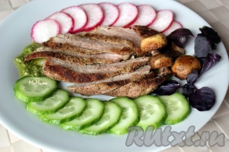 Сочный свиной стейк готов к подаче на стол.
