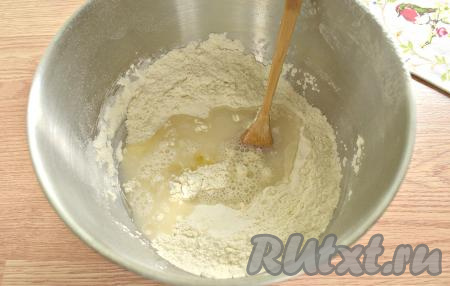 Разбиваем в получившееся углубление яйцо, вливаем кипячёную воду комнатной температуры и 1 чайную ложку растительного масла.