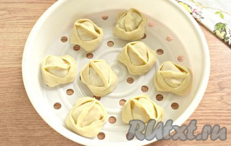 Всего получается примерно 35 мантов с мясом и кабачками. Часть мантов я отправила в морозилку, выложив их на присыпанную мукой доску в один слой, а 8 штук сразу приготовила в мультиварке на пару. Вливаем в чашу мультиварки (я готовила в&nbsp;мультиварке Редмонд) 1 литр воды, поддон смазываем маслом, выкладываем манты на поддон, выставляем режим "Варка на пару", время 30 минут, закрываем крышку мультиварки, готовим до сигнала. Большее количество мантов, конечно же, лучше готовить в специальной мантоварке.