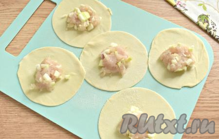 На каждый кружок выкладываем примерно по 1 столовой ложке начинки из фарша, лука и кабачка.
